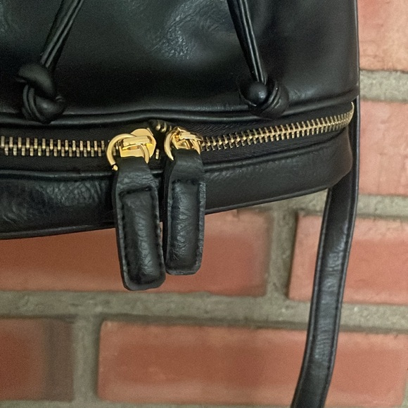 Fratelli women’s bucket bag drawstring top leather black gold medium size 8” x7” - Picture 4 of 10